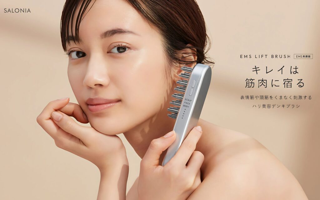 SALONIA EMSリフトブラシ女性画像